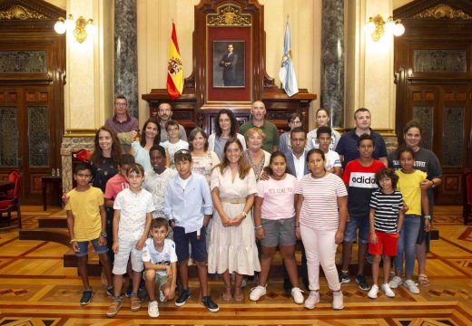 A alcaldesa salienta, na recepción os menores saharauís que participan no programa ‘Vacacións en Paz’, o carácter acolledor e solidario da Coruña